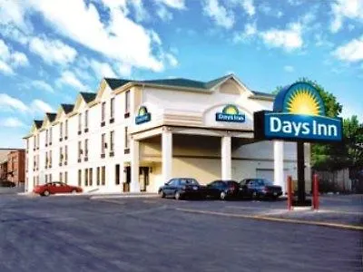 Days Inn By Wyndham Toronto East Lakeview Hotel