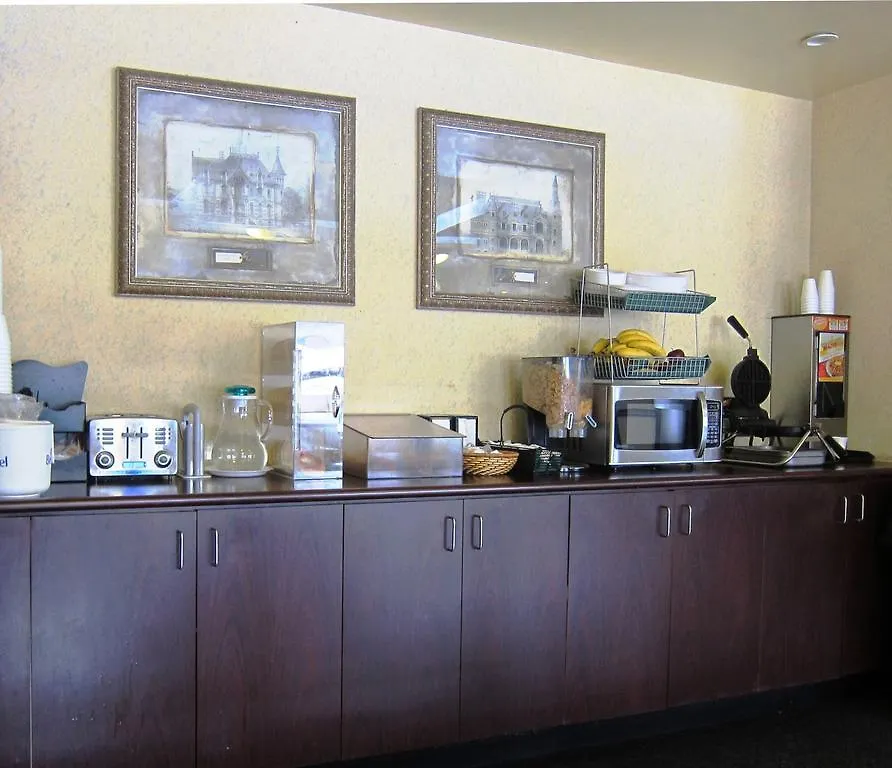 Days Inn By Wyndham Toronto East Lakeview 3*,